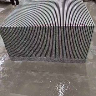 拉萨芝麻白毛板荒料切割