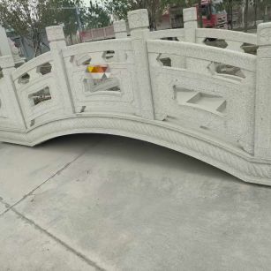 拉萨芝麻白拱桥，石桥