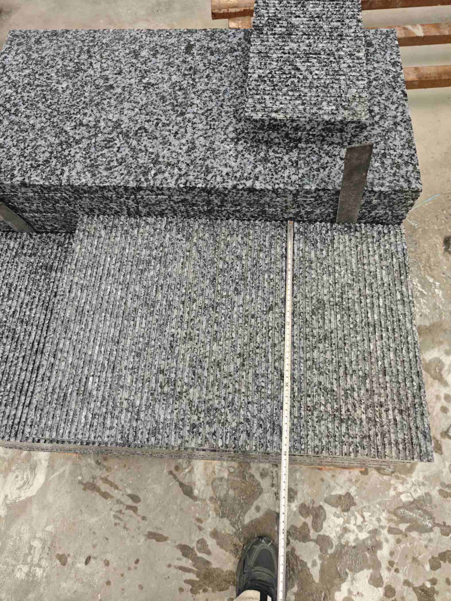 拉萨芝麻黑拉丝面