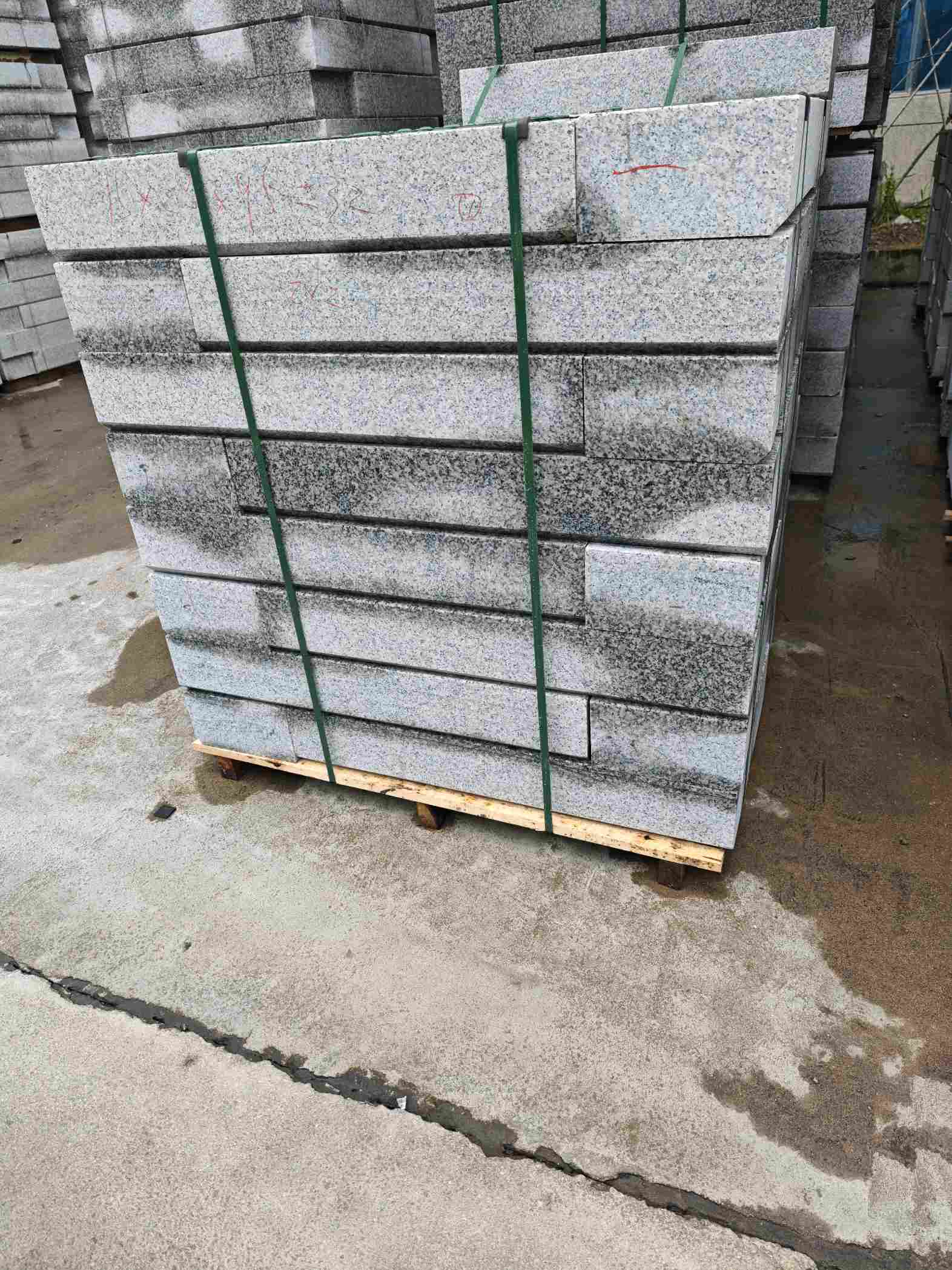 拉萨芙蓉白路牙石，马路牙子